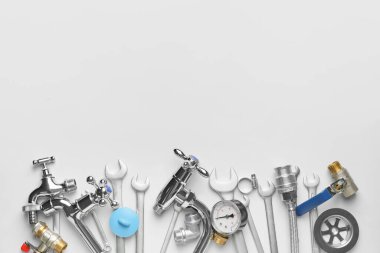 Açık arkaplanda tesisatçı eşyaları var.