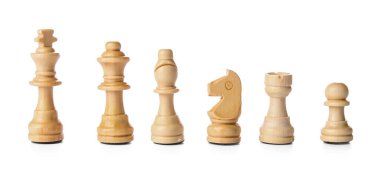 Beyaz arkaplanda satranç taşları