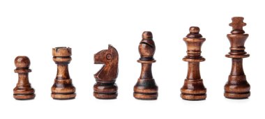 Beyaz arkaplanda satranç taşları