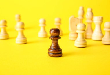 Renkli arkaplanda satranç taşları