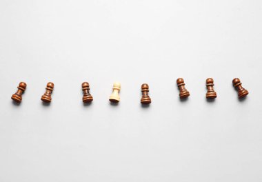 Beyaz arkaplanda tahta piyonlar