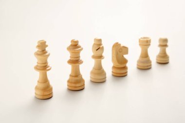 Beyaz arkaplanda satranç taşları