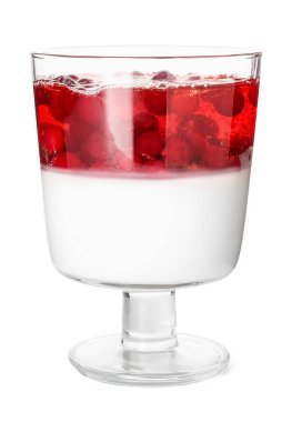 Beyaz arka planda bir bardak lezzetli kızılcık jölesi.