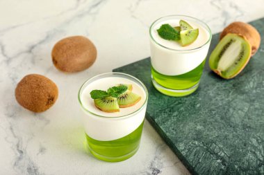 Hafif arka planda kivi ile lezzetli jöle bardakları