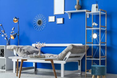 Parlak lambalı şık bir oda.