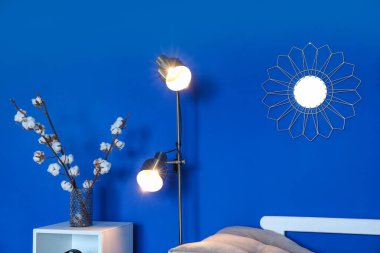 Odanın duvarının yanında parlayan lambalar