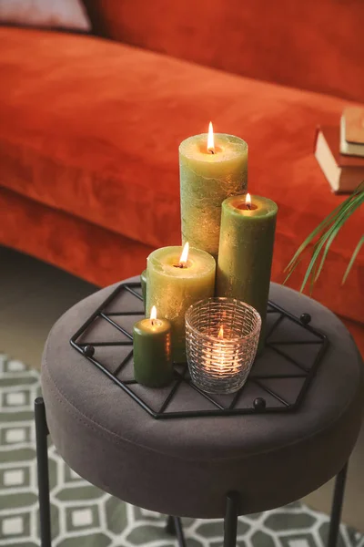 Brennende Kerzen Auf Hocker Inneren Des Stilvollen Wohnzimmers Nahaufnahme — Stockfoto