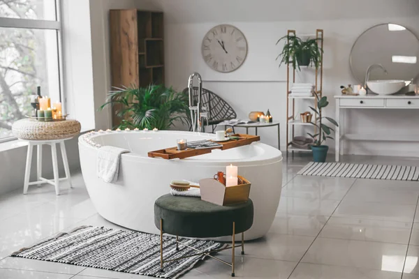 Stijlvol Interieur Van Moderne Badkamer Met Brandende Kaarsen — Stockfoto