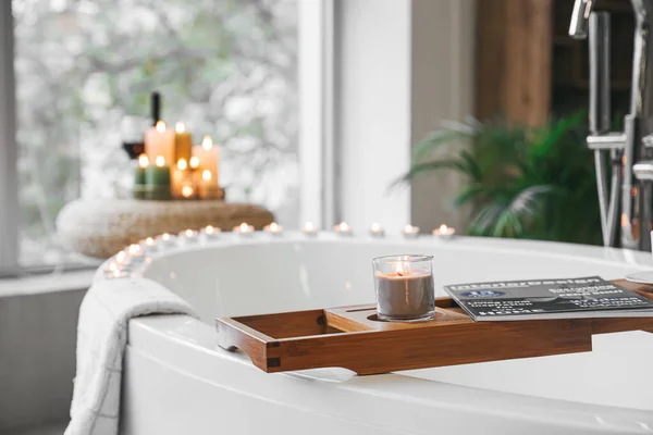 Elegante Interior Baño Moderno Con Velas Encendidas Primer Plano — Foto de Stock