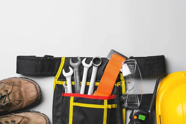 Bolsa Con Equipo Seguridad Sobre Fondo Claro — Foto de Stock