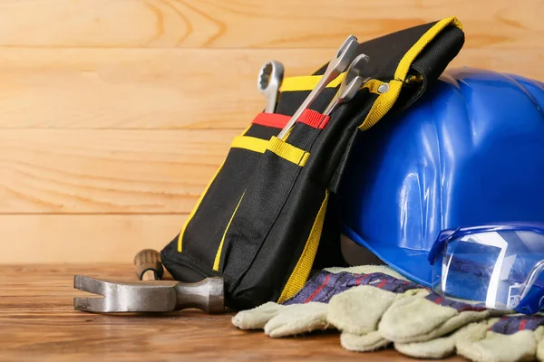 Bolsa Con Equipo Seguridad Sobre Fondo Madera — Foto de Stock