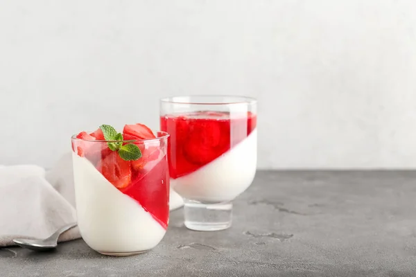 Glasses Tasty Strawberry Jelly Grey Background — Stock Photo, Image