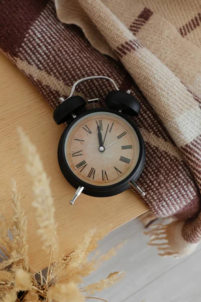 部屋の木製テーブルの目覚まし時計 — ストック写真