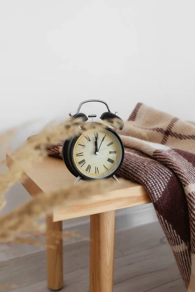 Relógio Alarme Mesa Madeira Perto Parede Branca — Fotografia de Stock
