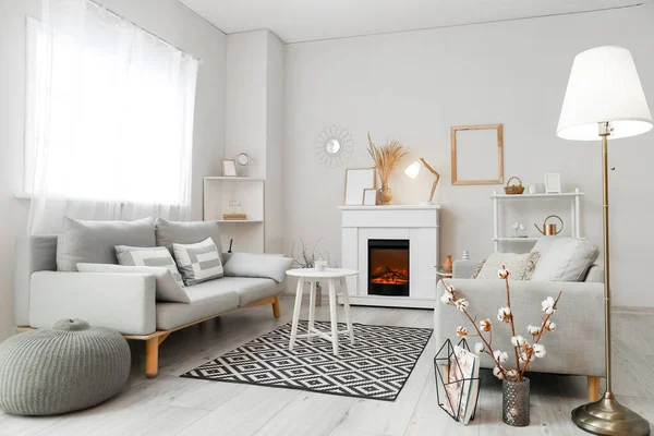 暖炉とランプ付きのスタイリッシュな部屋のインテリア — ストック写真