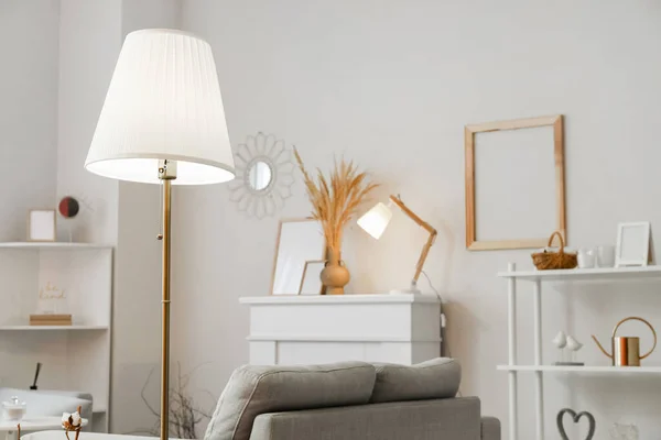 現代の部屋のインテリアに光るランプ — ストック写真