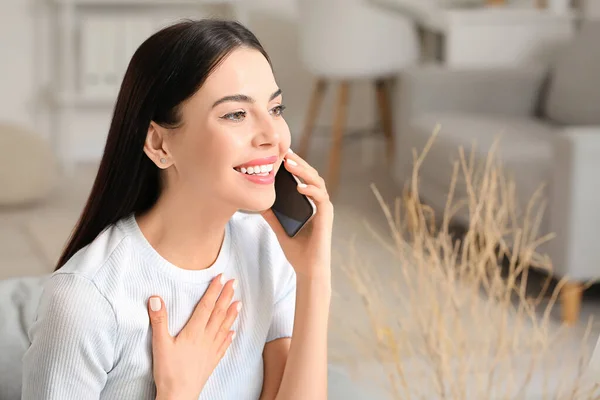 Mulher Bonita Conversando Por Telefone Celular Casa — Fotografia de Stock