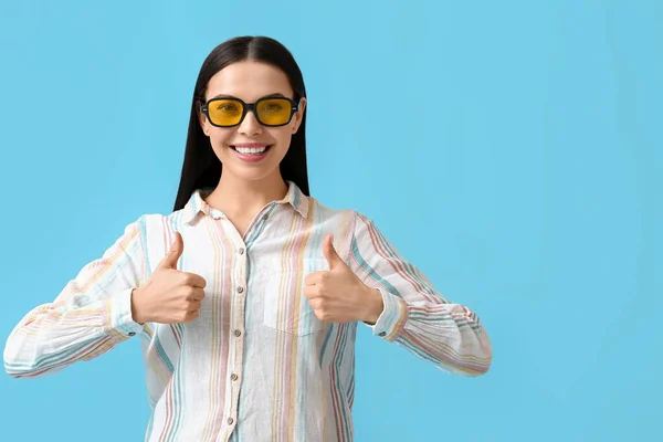 Mooie Jonge Vrouw Dragen Stijlvolle Zonnebril Tonen Duim Kleur Achtergrond — Stockfoto