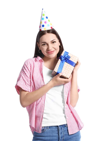 穿着白色背景的生日圆锥和礼物的年轻女人 — 图库照片