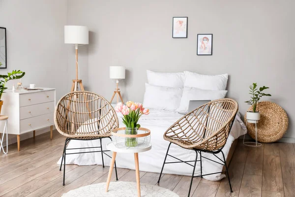 Interior Del Dormitorio Moderno Con Flores Tulipán — Foto de Stock