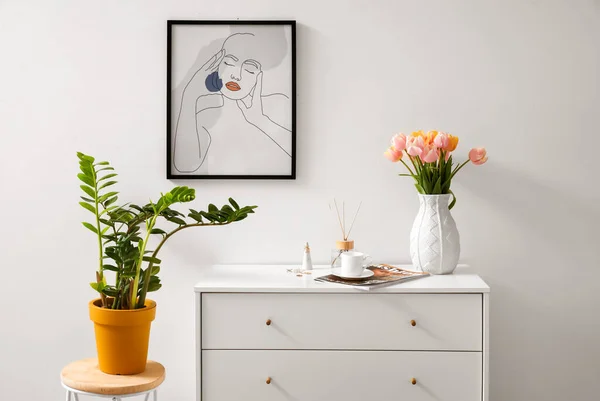 Tulip Flowers Chest Drawers White Wall — Stock Photo, Image