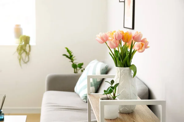 Piękne Kwiaty Tulipan Półce Wnętrzu Salonu — Zdjęcie stockowe
