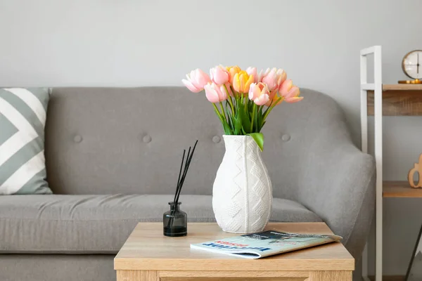 Tulipány Květiny Časopis Dřevěném Stole Pokoji — Stock fotografie