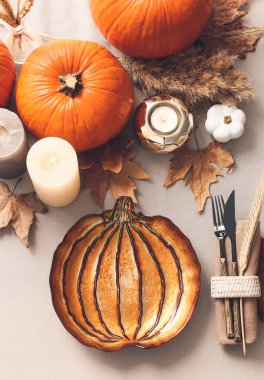 Şükran Günü kutlamaları için aydınlık arka planda güzel bir masa.