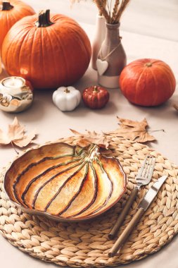 Şükran Günü kutlamaları için aydınlık arka planda güzel bir masa.