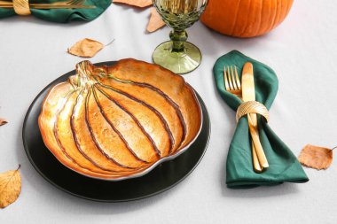 Şükran Günü kutlamaları için aydınlık arka planda güzel bir masa.