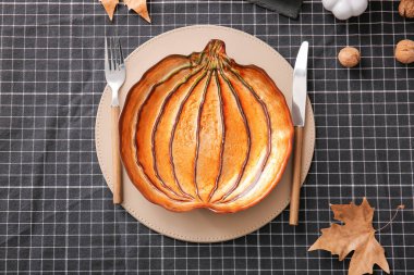 Karanlık arka planda Şükran Günü kutlaması için güzel bir masa.