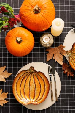 Karanlık arka planda Şükran Günü kutlaması için güzel bir masa.