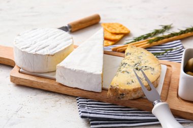 Tatlı peynirli pano ve hafif arka planda atıştırmalıklar, yakın plan.