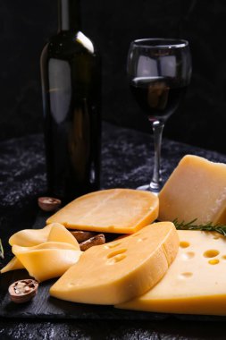 Tatlı peynir, ceviz ve şarap arka planda, yakın plan.