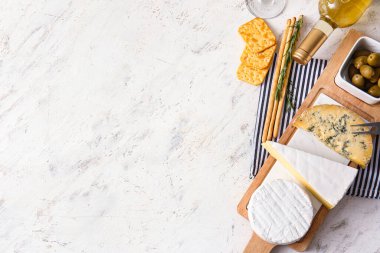 Lezzetli peynirli pano, hafif arka planda atıştırmalık ve şarap.