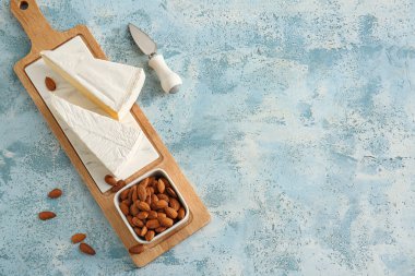 Renkli peynirli ve bademli fındıklı pano