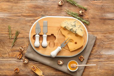 Ahşap arka planda lezzetli peynirli ve cevizli kompozisyon