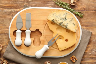 Ahşap arka planda lezzetli peynirli ve cevizli kompozisyon