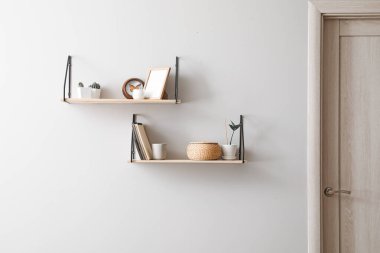 Işık duvarında dekor asılı modern raflar