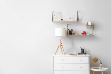 Işık duvarında dekoratif kozmetik ürünleri asılı modern raflar