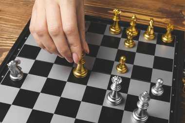 Ahşap arka planda satranç oynayan kadın