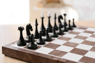 Bulanık arkaplanda oyun tahtası olan satranç taşları