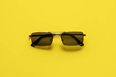 Renkli arkaplanda şık güneş gözlükleri