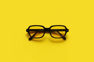 Renkli arkaplanda şık güneş gözlükleri