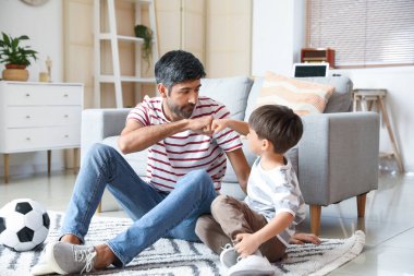 Baba ve küçük oğlu evde eğleniyor.