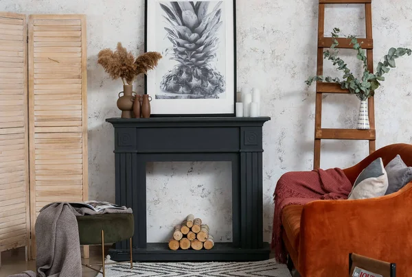 暖炉付きのモダンなリビングルームのスタイリッシュなインテリア — ストック写真