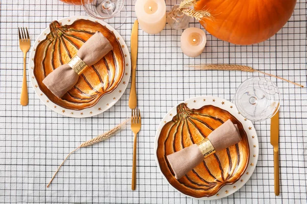 Şükran Günü kutlamaları için aydınlık arka planda güzel bir masa.