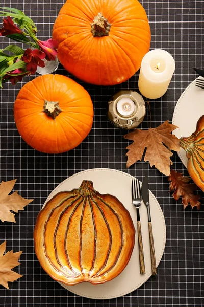 Karanlık arka planda Şükran Günü kutlaması için güzel bir masa.