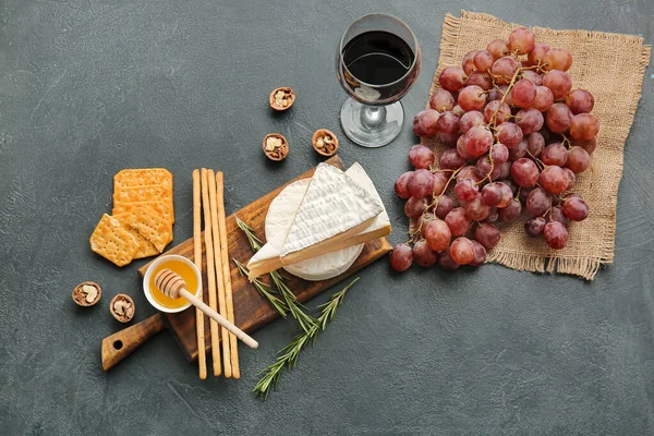 Verre Vin Fromage Collations Sur Fond Sombre — Photo