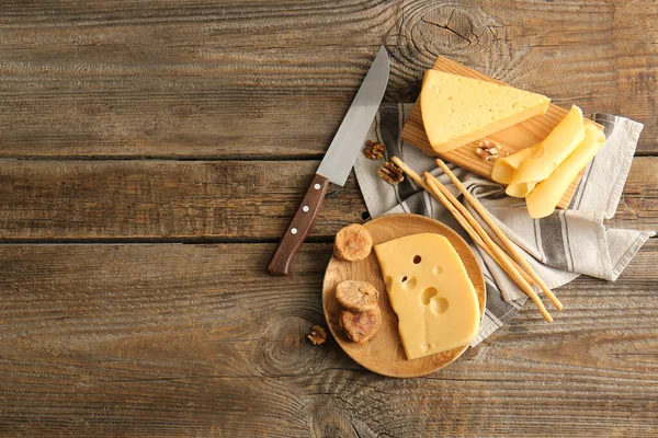 Composição Com Queijo Saboroso Lanches Fundo Madeira — Fotografia de Stock